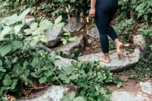 Beginner Guide to Mindful Walking: How to Start and Benefits